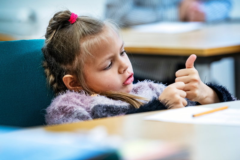 Evangelina Slutska, sex år, gillar matte. I skolan övar de på att räkna till hundra, på svenska. Och att addera. Och subtrahera.