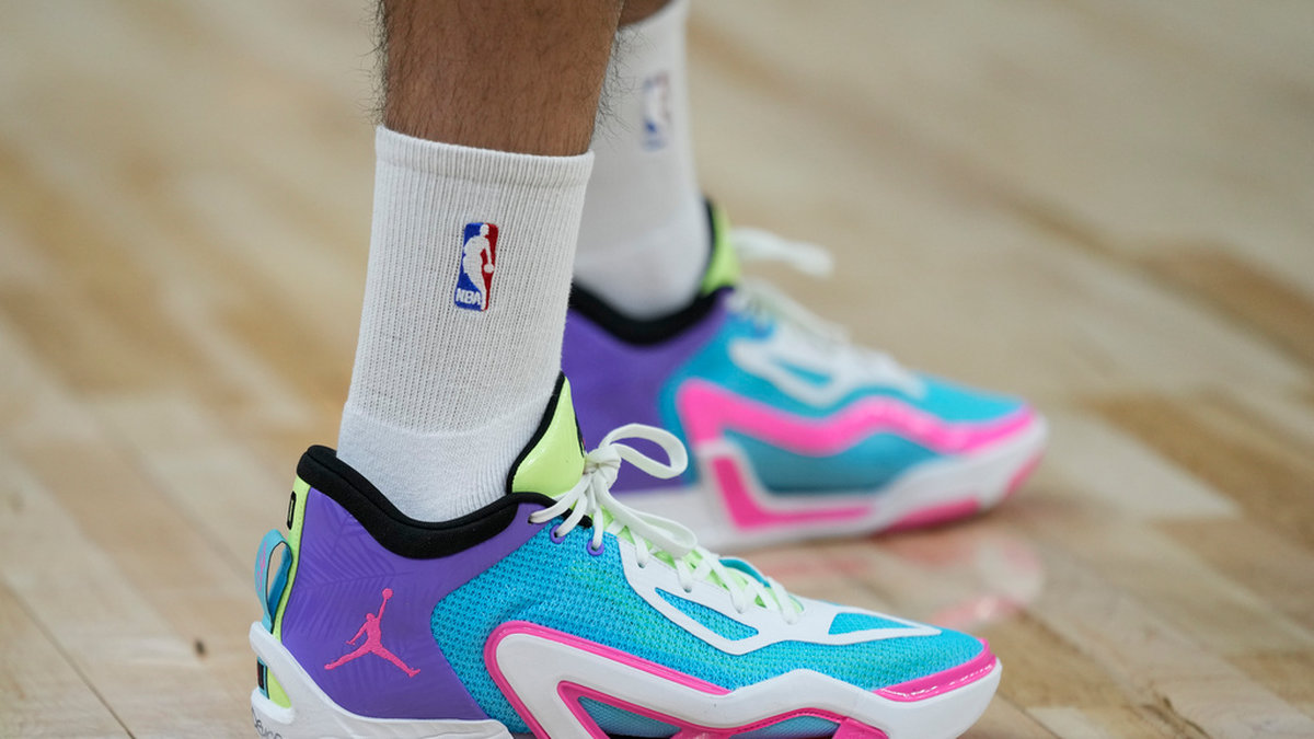 Ett par Nike-skor på en av spelarna i basketklubben Boston Celtics. Arkivbild.