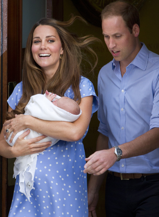 Prins William och Kate Middleton visar upp Englands nya tronarvinge för omvärlden. Prins William och Kate Middleton visar upp Englands nya tronarvinge för omvärlden.