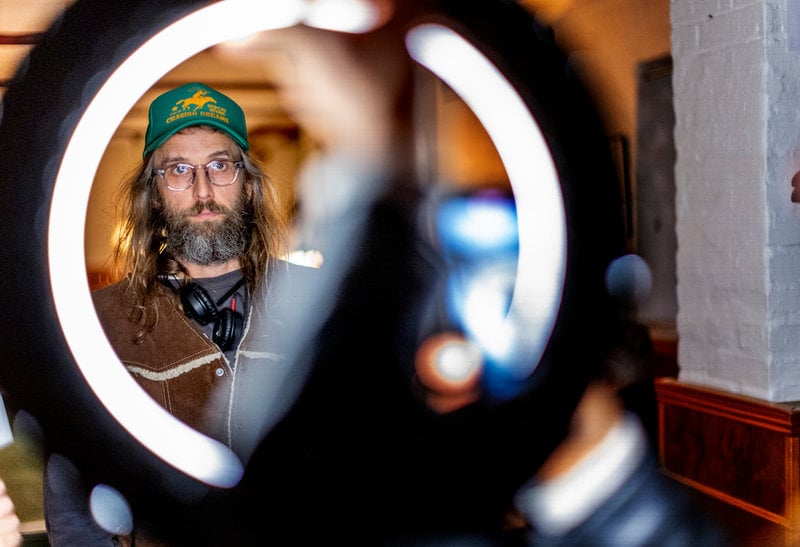 Regissören Jens Sjögren har tidigare regisserat bland annat "Jag är Zlatan" och tv-serien "The Pirate Bay". 