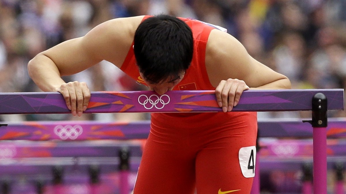 Kinas gunstling avslutade OS - och mycket möjligt även sin karriär - genom att slita av hälsenan och sedan kyssa den första häcken.