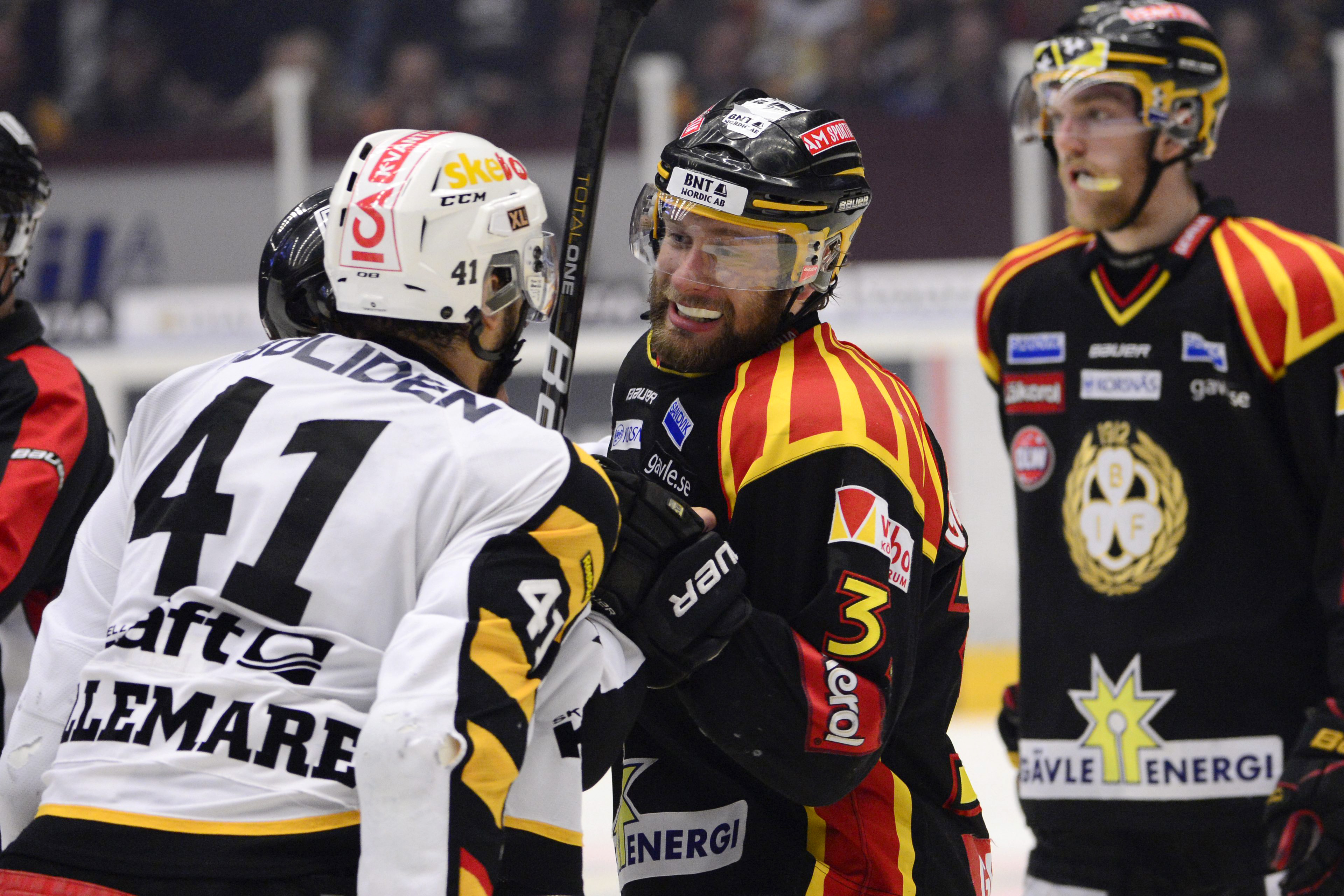 Pierre-Edouard Bellemare (ryggen) och Jonathan Granström rök ihop i match fyra. Efteråt anklagade Bellemare Granström för att kasta sig i situationen.
