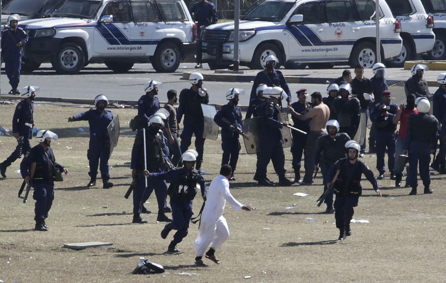 Bahrainska säkerhetsstyrkor jagar en demonstrant under upproret i februari-mars ifjol.