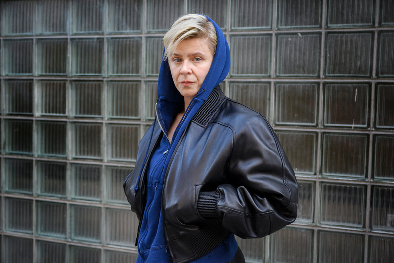 "Låten handlar om hur extremt krävande en IVF-process är, men även hur knäpp den var och hur många absurda, roliga situationer det var också", säger Robyn om titelspåret på nya skivan "Sexistential". 