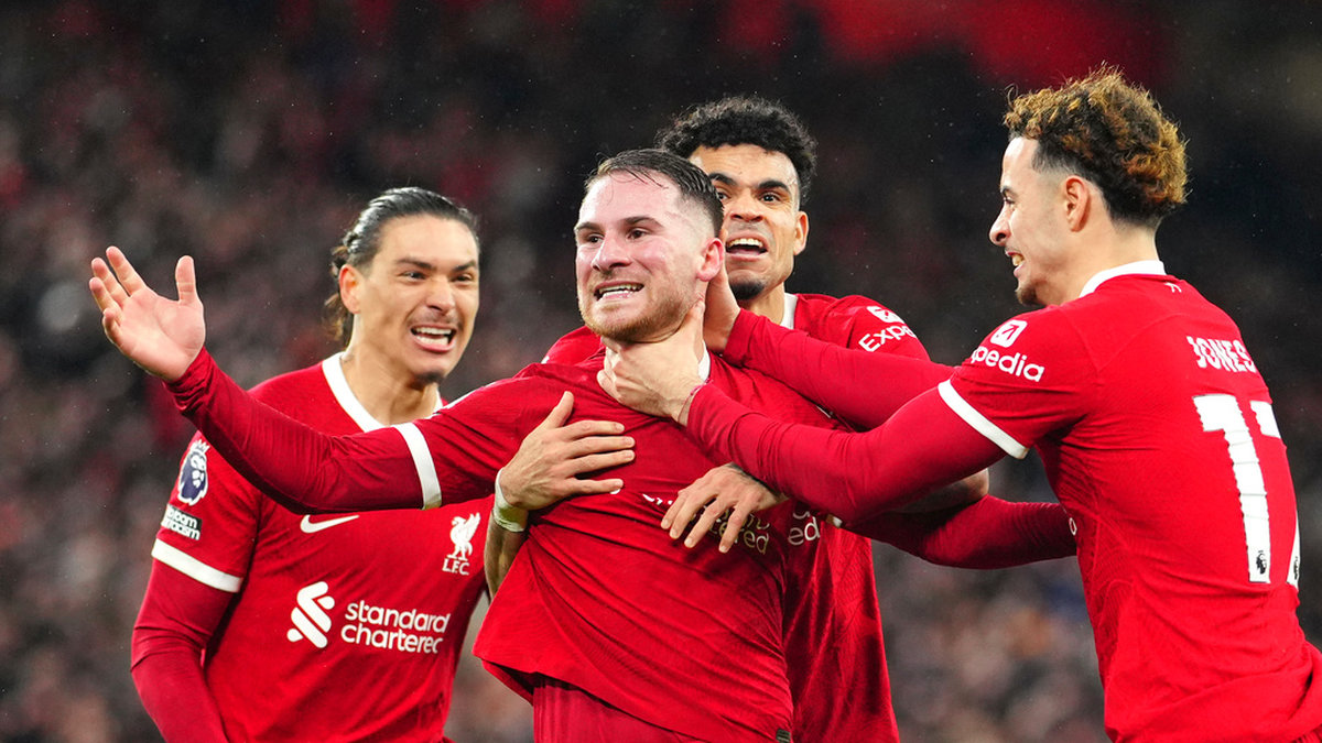 Liverpools Alexis Mac Allister, i mitten, firar tillsammans med lagkamrater efter sitt 2–1-mål mot Sheffield United.