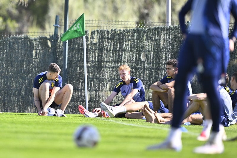 Hugo Larsson (tvåa från vänster) i samband med tisdagens träning då han fick en skadekänning.
