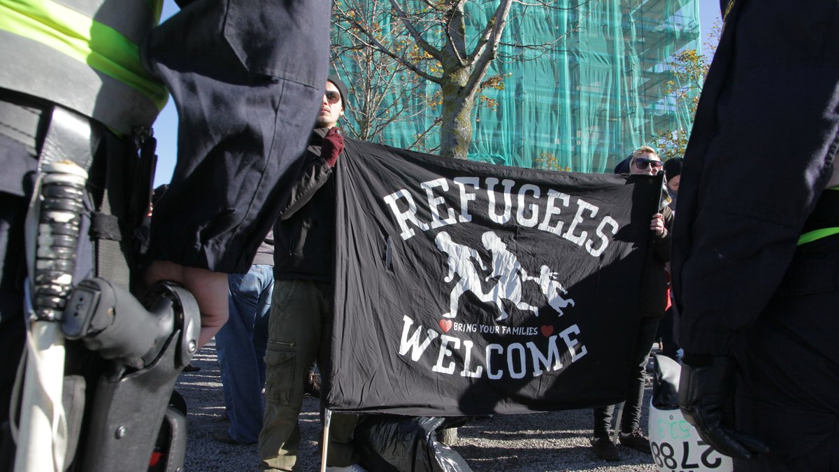 Enligt sydsvenskan ropade demonstranterna slagord som ”Inga rasister på våra gator” och ”Dagens polis skyddar morgondagens Breivik".