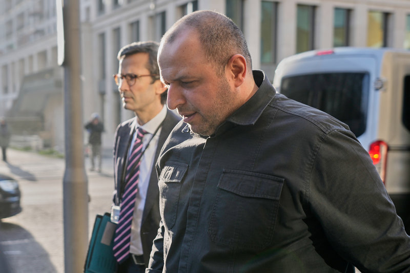 Rustem Umjerov, Ukrainas fredsförhandlare och tidigare försvarsminister, anländer till söndagens möte tillsammans med Tysklands förbundskansler Friedrich Merz rådgivare Günter Sautter.