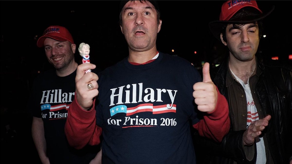 En av Trumps anhängare iförd tröja med budskap som häcklar Hillary Clinton.
