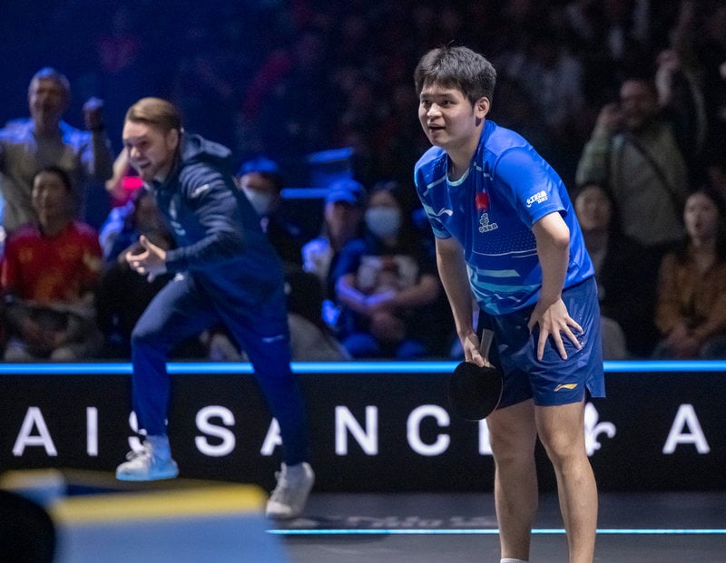 Lin Shidong när han inser att Truls Möregårdh vunnit finalen av Europe Smash. I bakgrunden rusar svenskens tränare – och bror – Malte Möregårdh in i pingishagen.