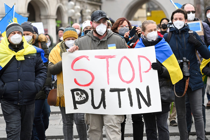 Protesterna världen över, här i München, mot Rysslands attack på Ukraina är många och väst har infört sanktioner mot Ryssland. Arkivbild.