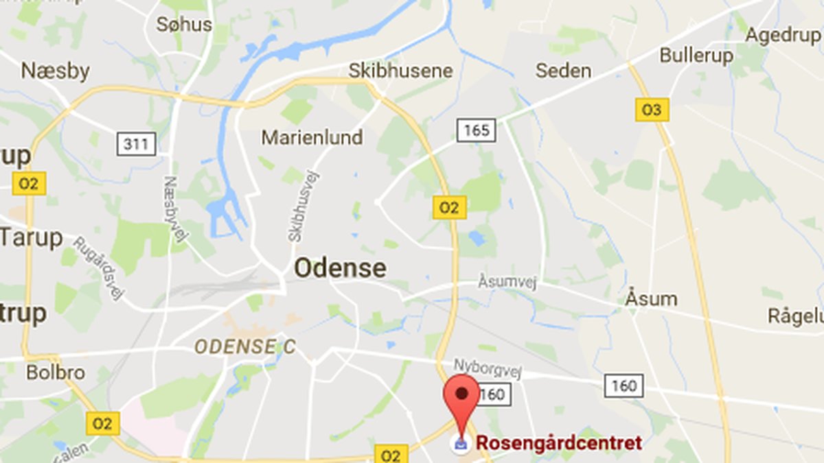 Kvinnan lyckades prata med en annan kvinna på en toalett på Rosengårdscentret i Odense, som senare slog larm. 