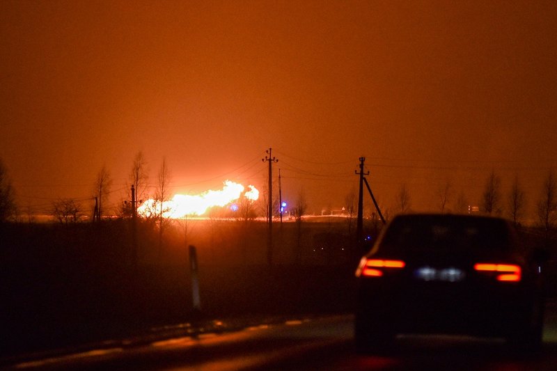 En rejäl brand med lågor uppemot 50 meter uppstod efter explosionen i fredags kväll. Räddningstjänsten lyckades släcka branden vid midnatt. Arkivbild.