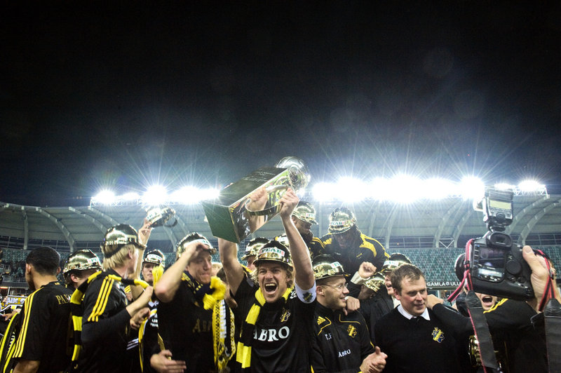 Säsongen 2009 fick AIK:s lagkapten Daniel Tjernström lyfta Lennart Johanssons pokal på Gamla Ullevi. AIK och IFK Göteborg möttes då i den sista allsvenska omgången – i en ren kamp om SM-guldet. Arkivbild.