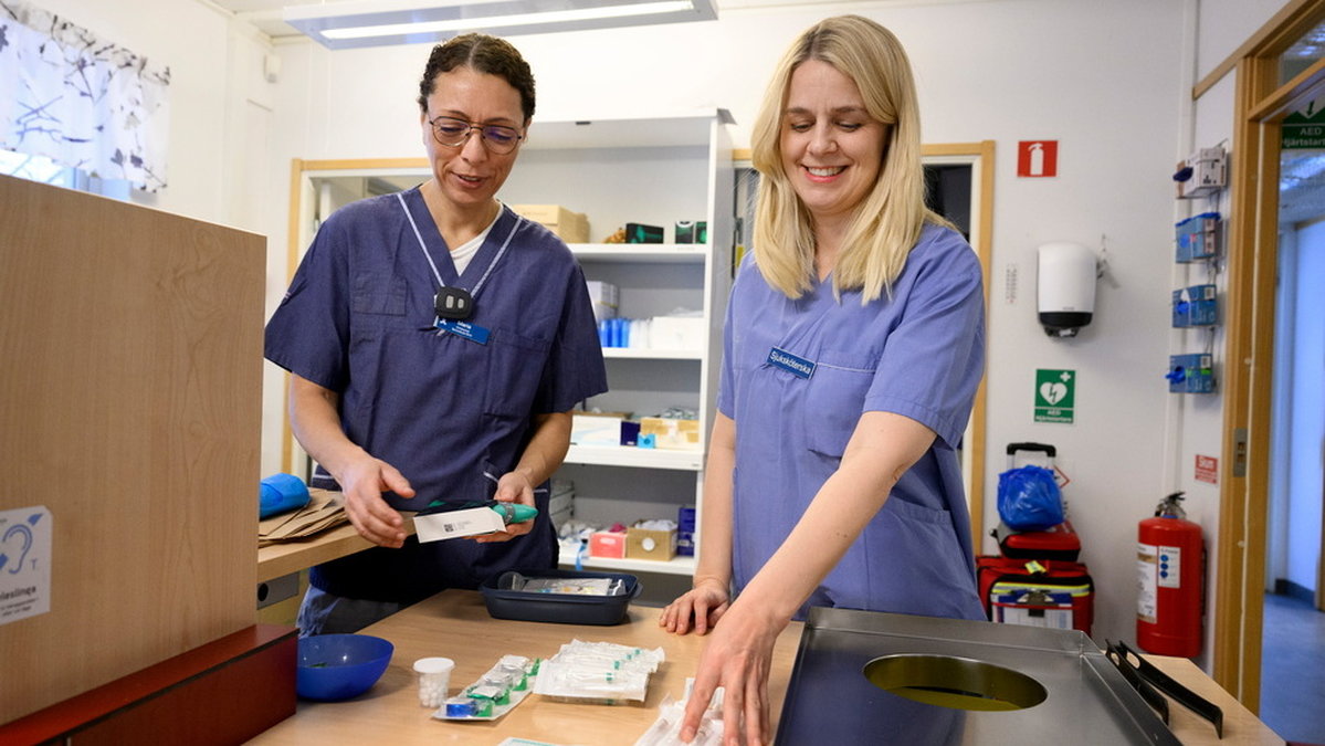 Maria Schütz (tv) sjuksköterska och enhetschef på sprututbytet i Stockholm och kollegan Elin Holmén, sjuksköterska och forskare, möter många som vill att naloxon ska kunna ges till fler än till de som själva använder narkotika.