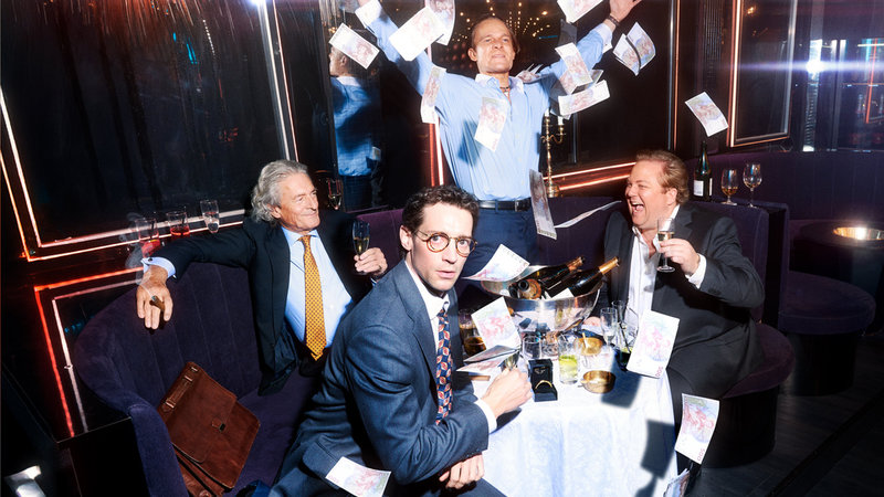 Historien om Trustorhärvan skildras i dramaserien "Golden boys" i TV4 Play Plus. Från vänster: Nigel Havers, Adam Lundgren, Eric Svedberg-Zelman och Viktor Björkberg.