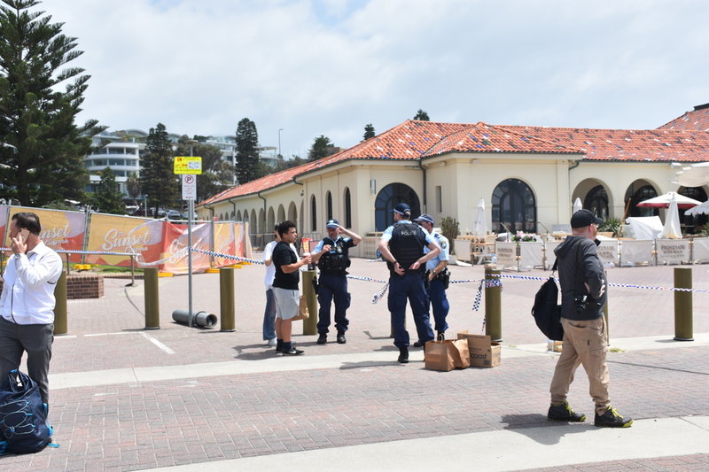 Polisen är kvar på platsen.