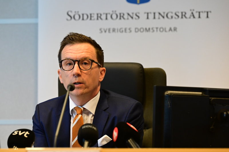 Rådman Niklas Schüllerqvist vid en pressträff i Södertörns tingsrätt under tisdagen.
