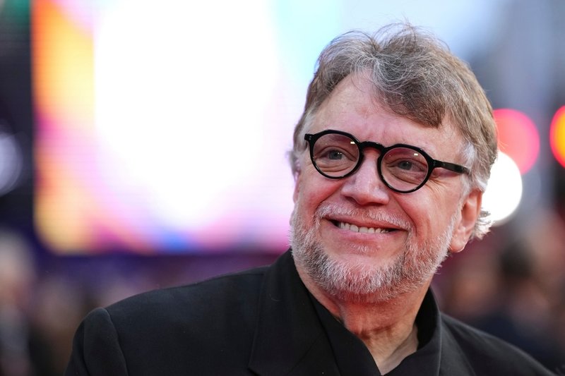 Guillermo del Toro har alltid känt medlidande med "monstret" i Mary Shelleys berättelse. Han ser varelsen som "den mest mänskliga" i hela romanen. 
