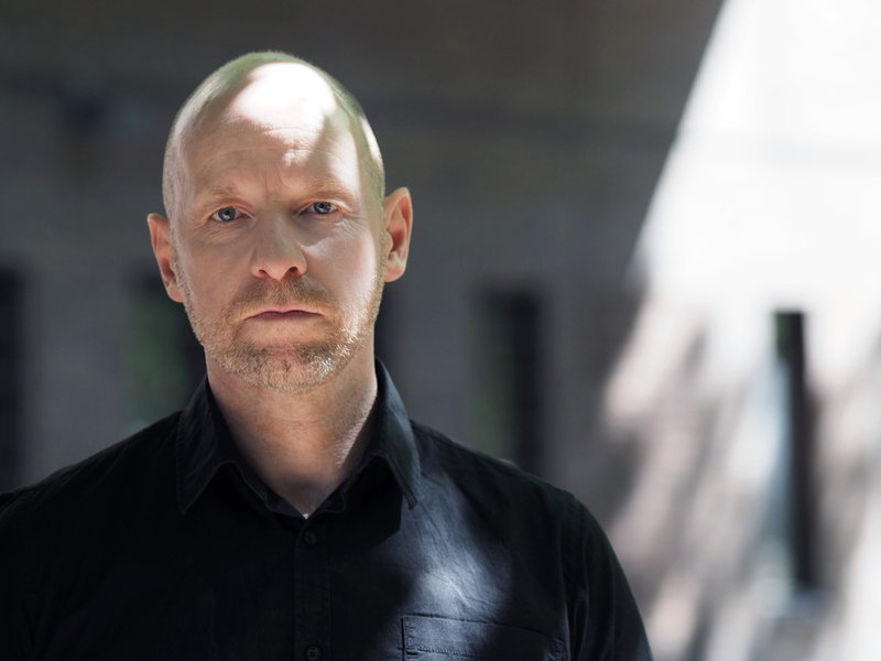 Jesper Larsson är nominerad för romanen 'Den dagen den sorgen' som handlar om byggnadssnickaren Bengt. Pressbild.