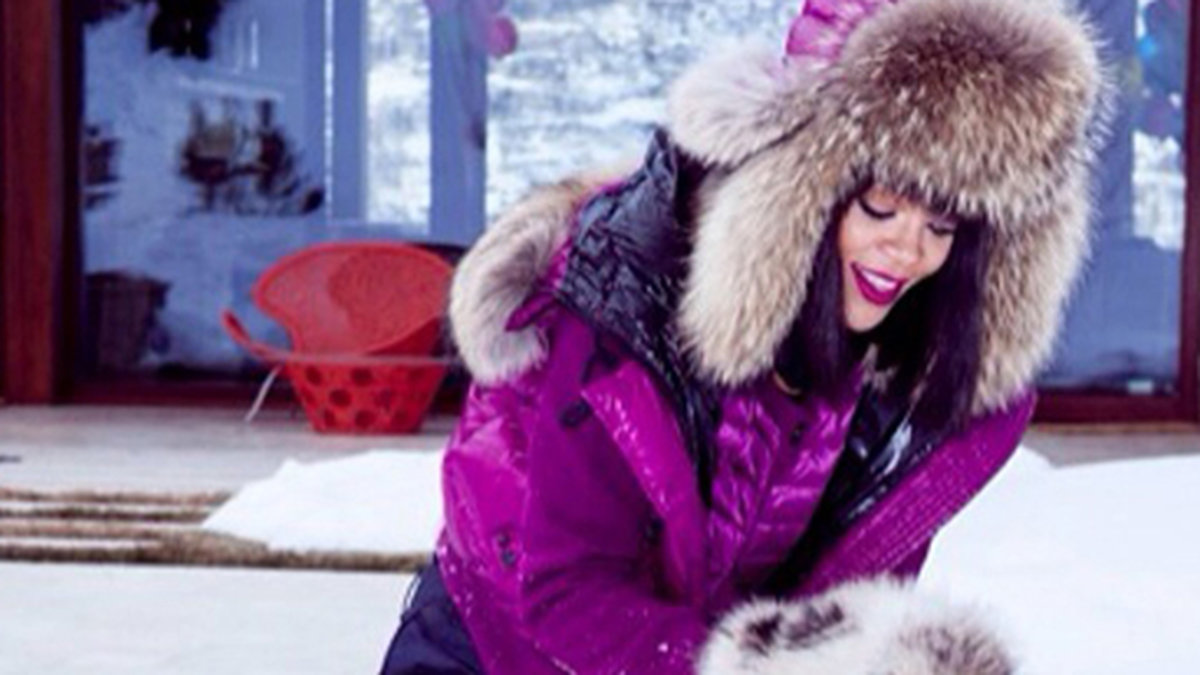 Rihanna leker i snön. 