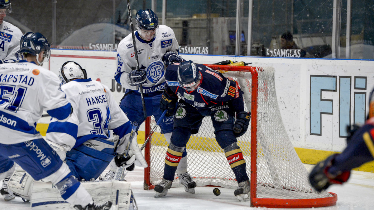 Alexander Wennberg gör 2–0 via hockeybyxorna.