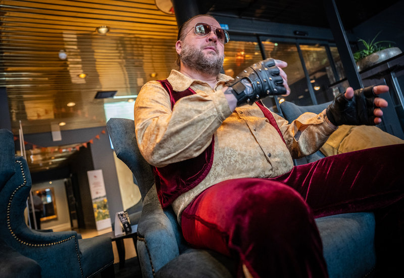 Ubbe Näslund (Stefan Sjur) från bandet Korslagda äter "magpiller" för att inte bli sjuk under Melodifestivalen. 