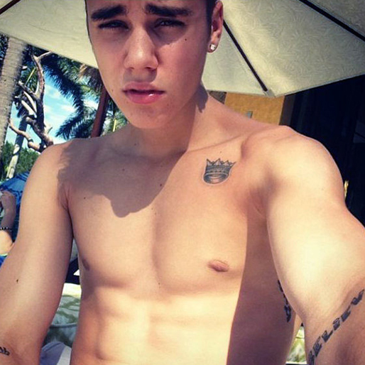Justin Bieber försöker förmodligen se sexig ut, men är det bara vi som tycker att det ser ut som han sitter på toa? 