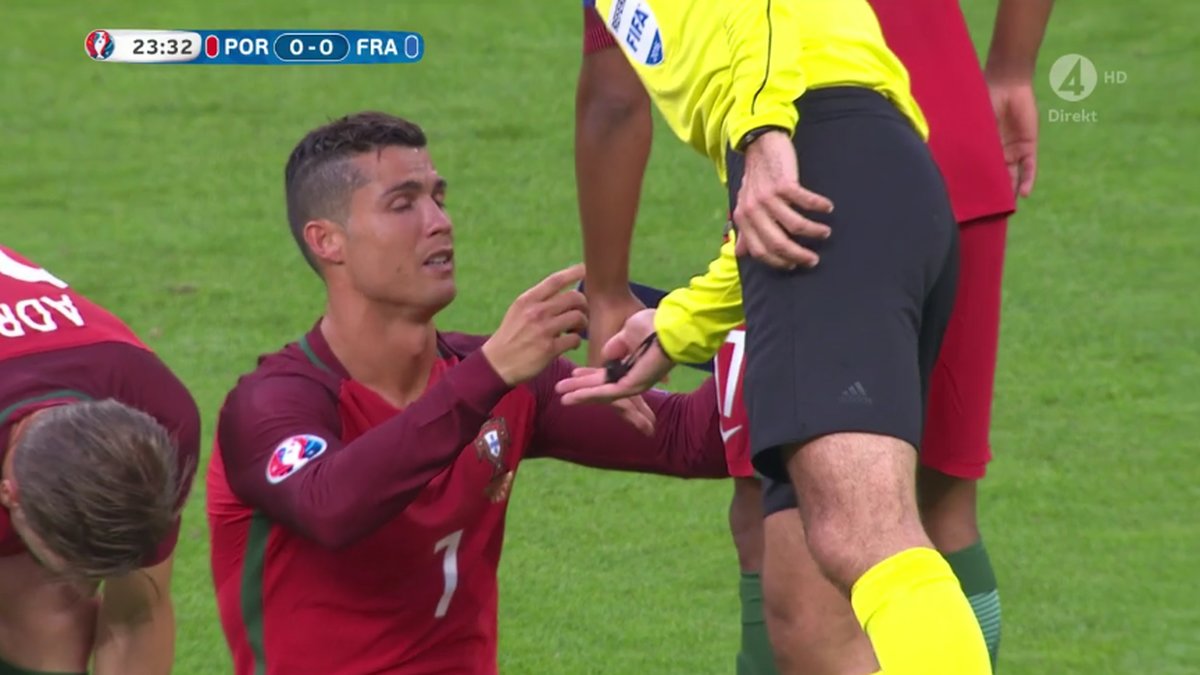 Ronaldo tog av kaptensbindeln och gav den till Nani. 