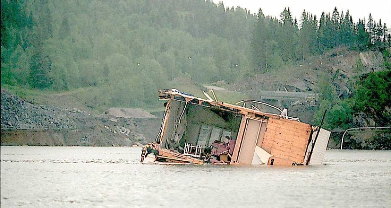 Resterna av ett hus som drogs med i lerskredet i Finneidfjord flyter på fjorden. Arkivbild.