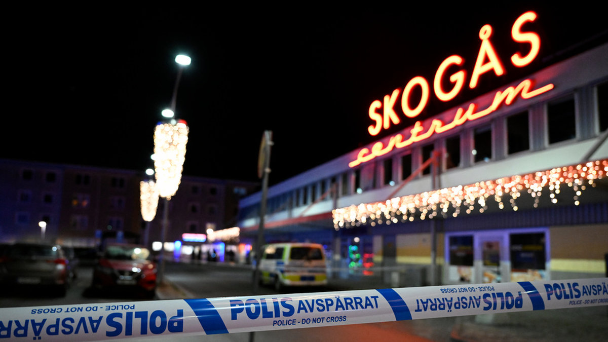 En tonårspojke sköts ihjäl i Skogås söder om Stockholm.