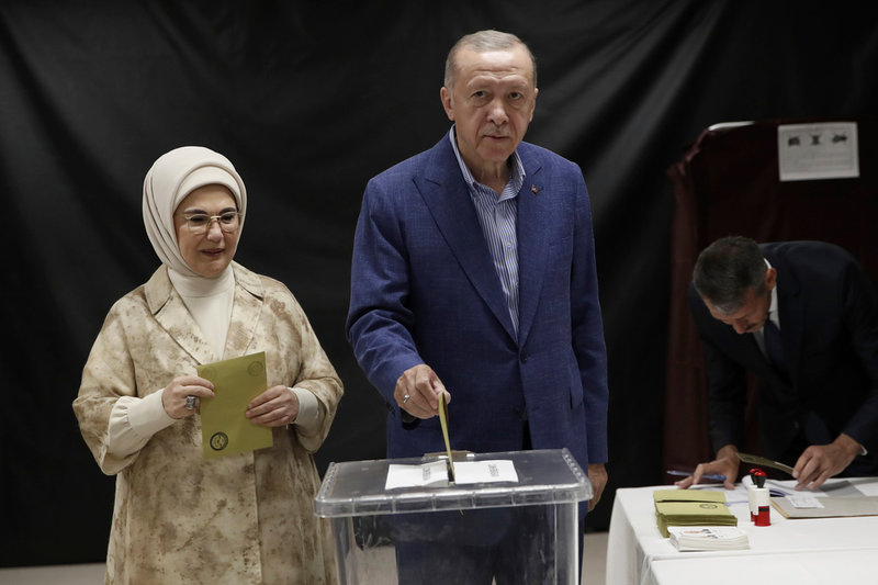 Turkiets president Recep Tayyip Erdogan (höger) röstade tillsammans med sin fru Emine Erdogan i Istanbul.