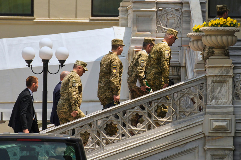 Medlemmar i den ukrainska förhandlingsdelegationen på väg till förhandlingar med ryska motparter i palatset Ciragan i Istanbul.