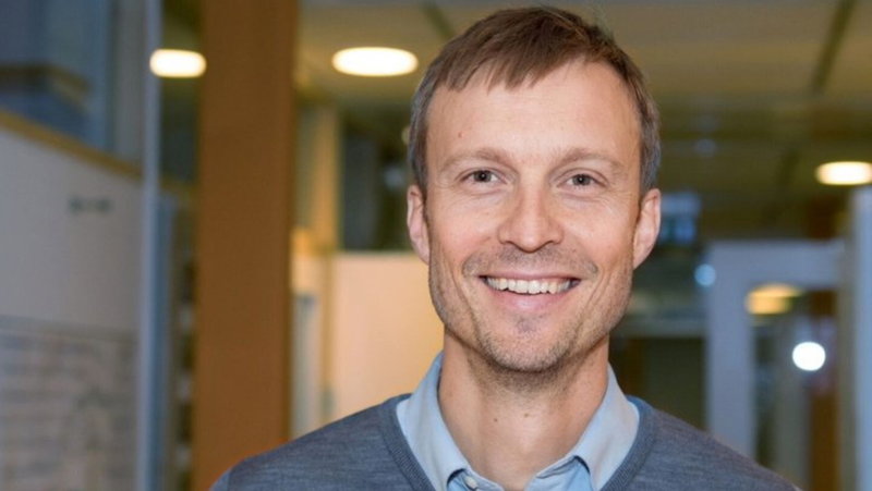 'Viktigt att få med de nya arter som kommer vid mätningar av pollenhalter och att vi inom vården har diagnostik som fångar upp dessa', säger Erik Melén, professor och läkare specialiserad inom barnallergi på Sachsska barnsjukhuset och Karolinska institutet i Stockholm. Pressbild.