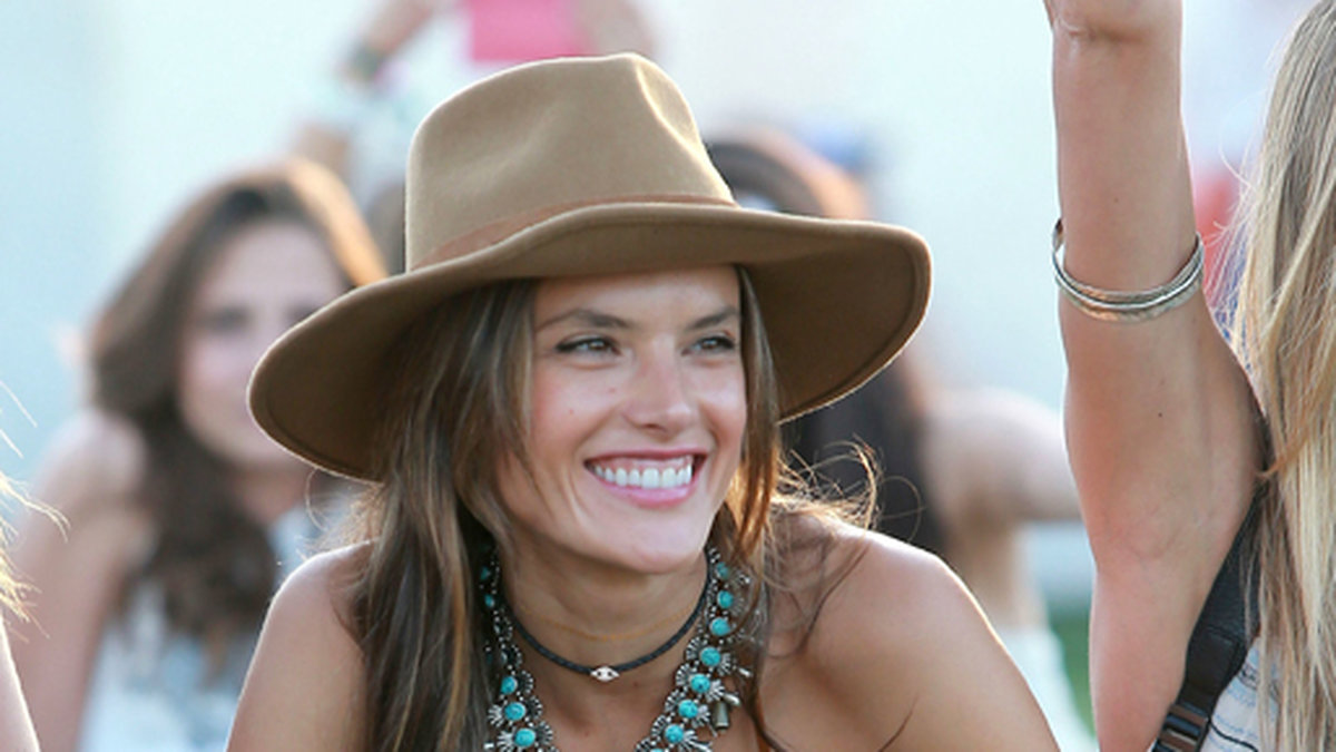 Supermodellen Alessandra Ambrosio körde på mocka, fransar, hatt och mängder smycken. 