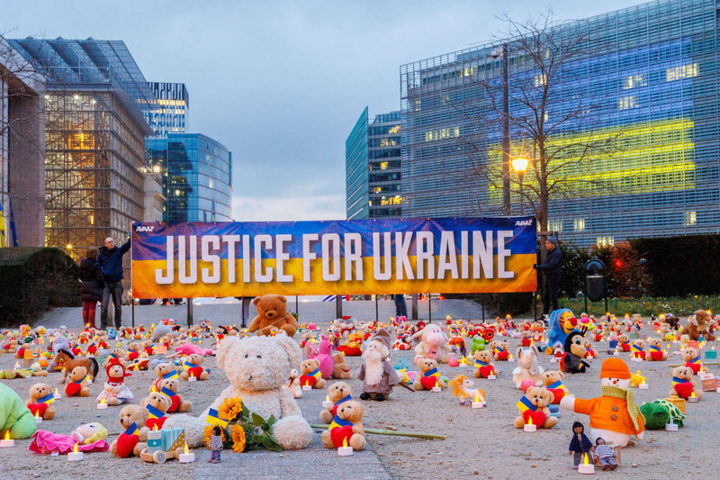 Manifestation för att uppmärksamma massförflyttningen av barn från Ukraina till Ryssland framför EU-kommissionens högkvarter i Bryssel den 23 februari 2023.