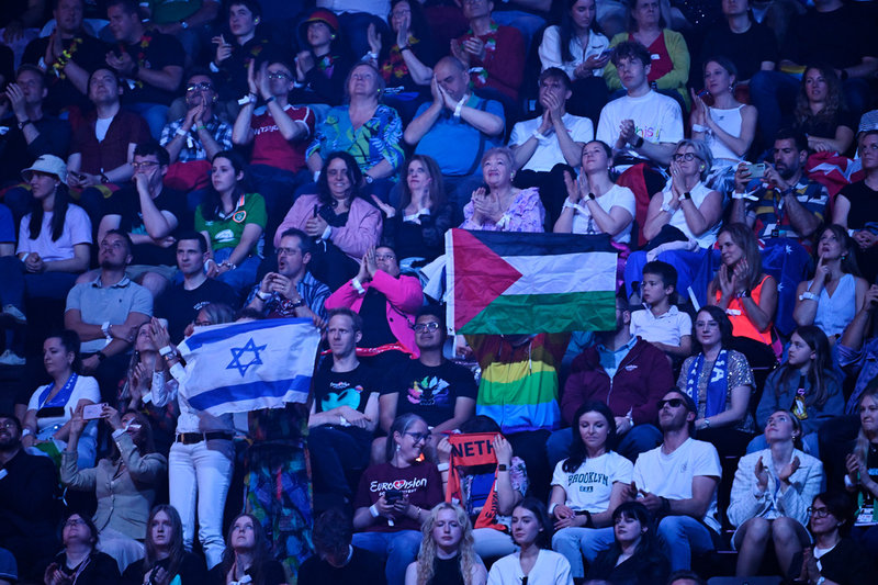 I fjol förbjöds palestinska flaggor, men i år råder full flaggfrihet.
