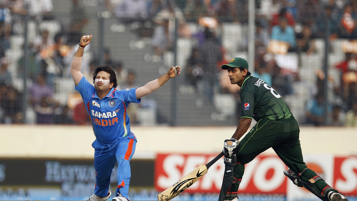 10. Sachin Tendulkar (vänster) spelar cricket och gör det bra. 10 miljoner dollar har han kasserat in genom åren.