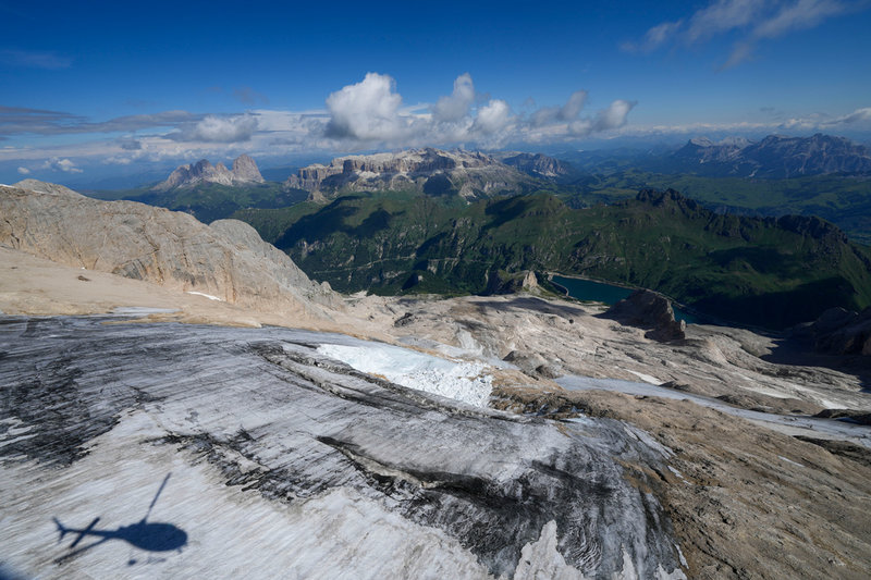 Glaciären Punta Rocca ligger på bergstoppen Marmolada, i Dolomiterna som är del av de italienska Alperna.