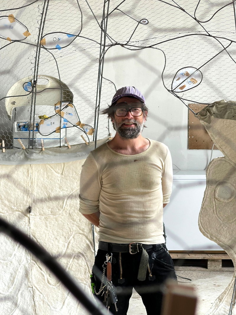 Danske Peter Linde Busk utvecklar egna material men återanvänder också resterna efter redan färdiga konstverk. Pressbild.