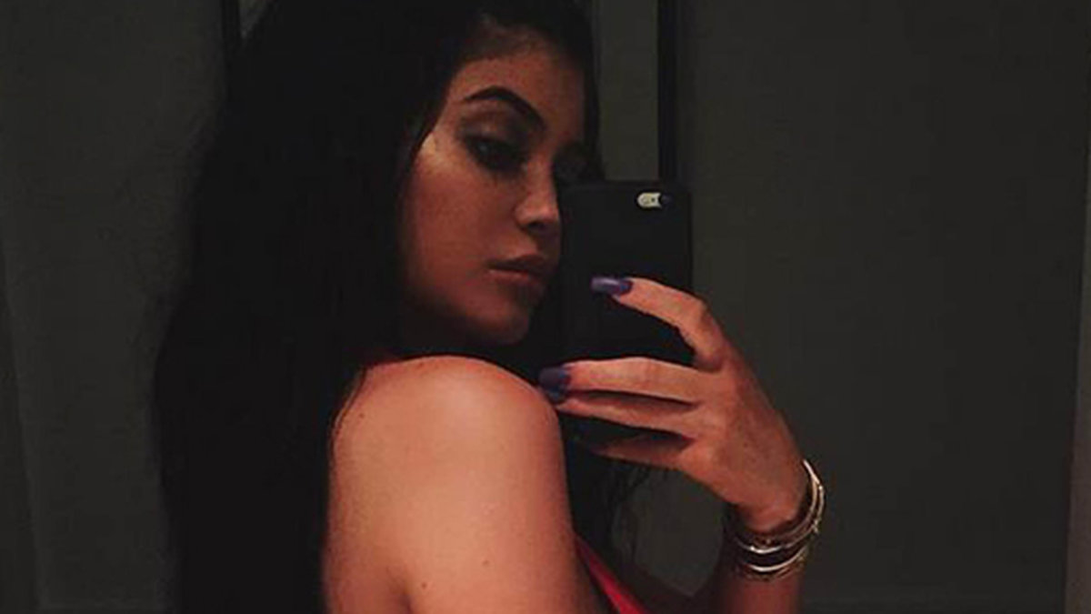 Kylie Jenner har gjort ett pyttelitet rött hjärta på armen. Kanske är det en hyllning till pojkvännen Tyga? 