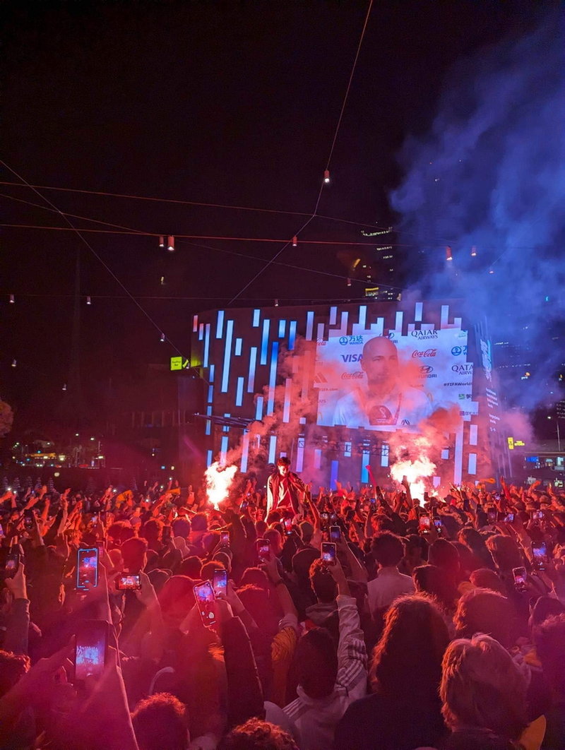 Tusentals supportrar samlades på Federation Square i Melbourne för att mitt i natten se Australien ta en historisk seger mot Danmark och avancera till åttondelsfinal.
