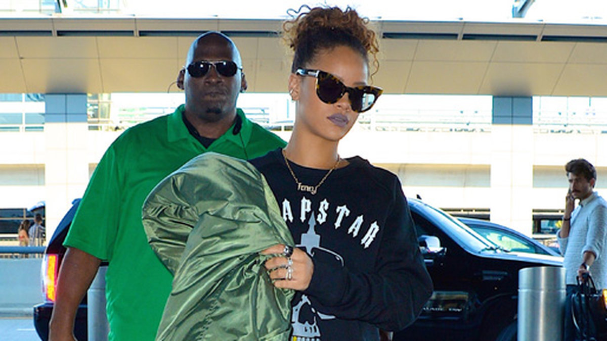 Rihanna anländer i Los Angeles. 