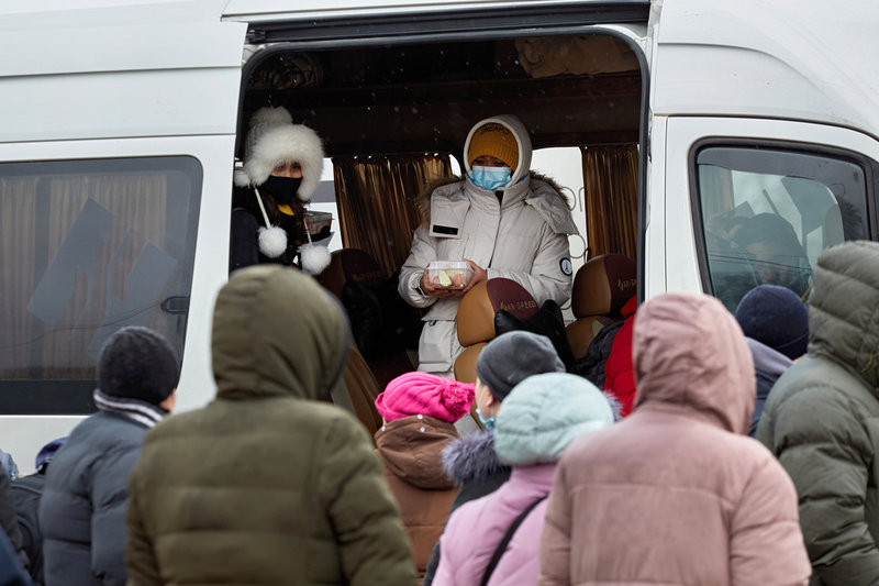 Ukrainska flyktingar köar för moldavisk transport vidare från gränsstationen Palanca-Maiaki-Udobnoe. Bild tagen av FN:s fotograf den 1 mars.