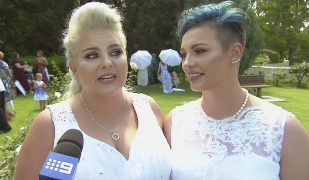 Amy Laker och Lauren Price har gift sig i Australien. Amy Laker och Lauren Price har gift sig i Australien.