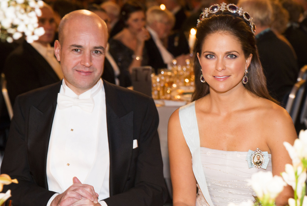 Här sitter Fredrik Reinfeldt och låtsas att han inte är lika nöjd som han faktiskt är över att bli fotograferad bredvid Madde. Här sitter Fredrik Reinfeldt och låtsas att han inte är lika nöjd som han faktiskt är över att bli fotograferad bredvid Madde.