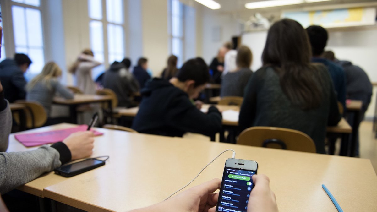 En skola i Danmark beslagtar mobilerna i två veckor. 