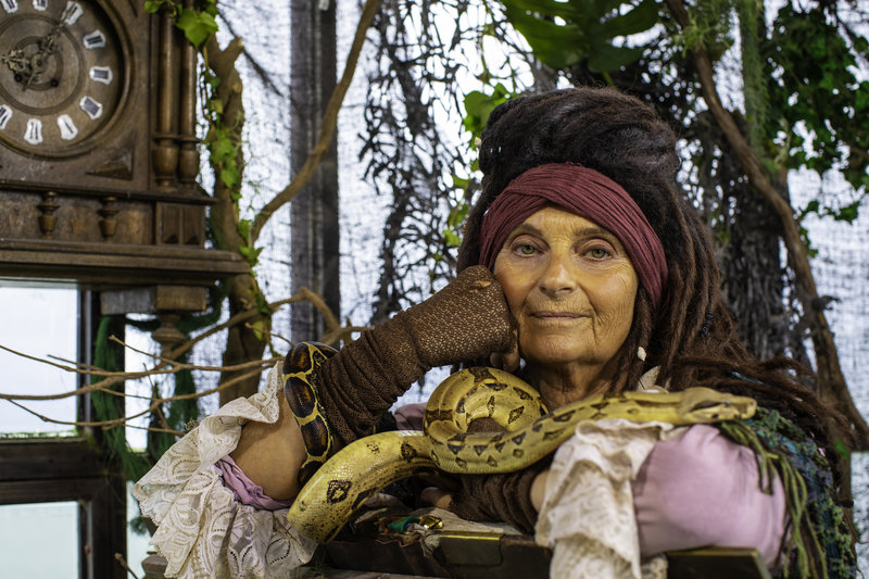 Suzanne Reuter som Madame Foura Suzanne Reuter som Madame Foura