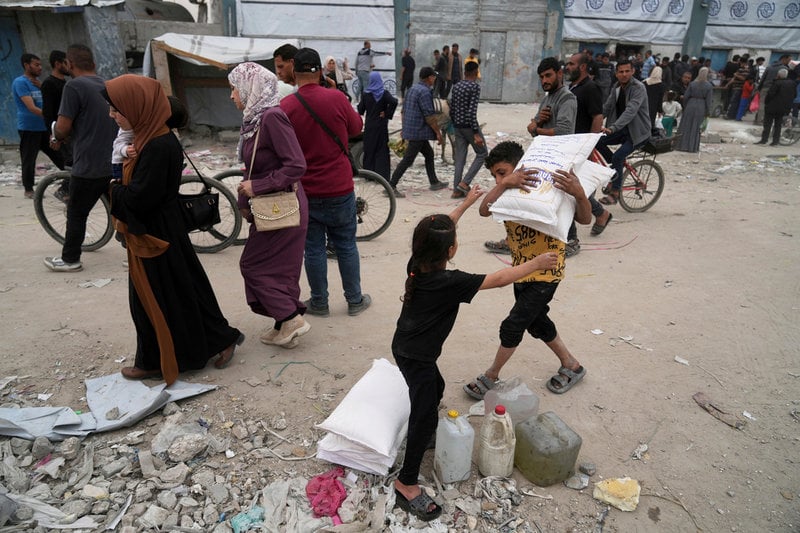 Jabaliya, Gazaremsan, den 1 april i år: Palestinier tar emot säckar med mjöl och andra livsmedel genom FN-organet Unrwa, som senare har stoppats och ersatts.