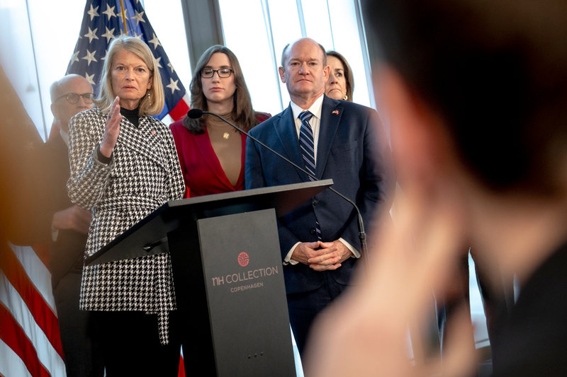 Senatorn Lisa Murkowski, till vänster, är en av få republikaner som öppet kritiserat Trump. Hon var en av två republikaner som deltog i en amerikansk delegation som besökte Köpenhamn för att markera mot Trumps Grönlandsutspel.